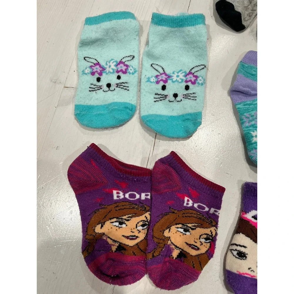 Lot of 7 pairs of socks including Disney size 2-4 yrs‎